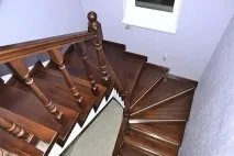 Оздоблення бетонних сходів усередині будинку та на вулиці бетонних