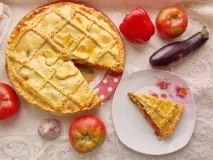 Овочевий пиріг з баклажанами, кабачками, перцем та помідорами баклажанами