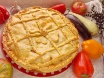 Овочевий пиріг з баклажанами, кабачками, перцем та помідорами пиріг