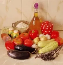 Овочевий пиріг з баклажанами, кабачками, перцем та помідорами пиріг
