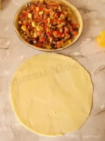 Овочевий пиріг з баклажанами, кабачками, перцем та помідорами пиріг