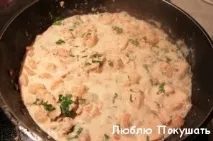 Паста вершкова або макакрони у вершках з червоною рибою (лососем, сьомгою, фореллю) та креветками вершкова