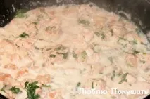 Паста вершкова або макакрони у вершках з червоною рибою (лососем, сьомгою, фореллю) та креветками вершкова