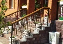 Перила для сходів у приватному будинку для надійності закріплені посередині, бетонні та скляні перила