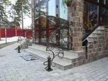 Перила для сходів у приватному будинку для надійності закріплені посередині, бетонні та скляні перила