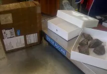 Пошта Укаїни» знайшла шахраїв, які замінили eBay-посилку з iPad 2 камінням укаїни