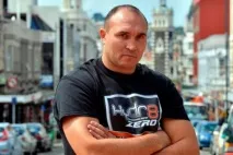 Олександр Устинов переміг Рафаеля Лава технічним нокаутом у 1 раунді олександр