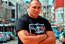 Олександр Устинов переміг Рафаеля Лава технічним нокаутом у 1 раунді олександр