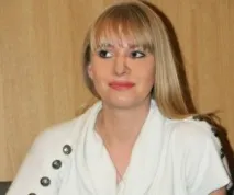 планує