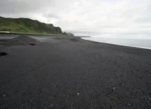 Чорний пляж чорний