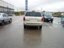 Подряпана машина на парковці правила стоянки, дії, пошкодження, рішення машина