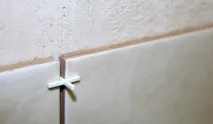 Як приклеїти кахельну плитку на стіну Поради від оздоблювальників - Легкий ремонт квартир та будинків приклеїти