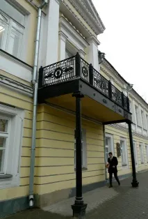 Правий флігель, лівий флігель будинку