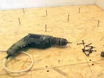 Як вирівняти дерев’яну підлогу під ламінат на кухні переваги, процес вирівнювання, інструкція, дерев