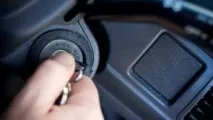 Не глухне двигун після вимкнення запалення чому не глухне машина двигун