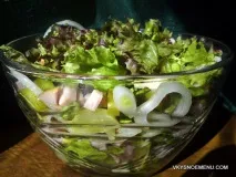 Швейцарський м’ясний салат. швейцарський