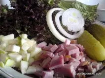 Швейцарський м’ясний салат. салат