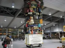 Чому українці перед польотом упаковують багаж у плівку перед