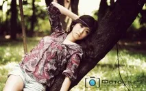Пози для фотосесії на природі в парку влітку, взимку, восени, удвох у лісі парку