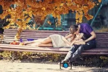 Пози для фотосесії на природі в парку влітку, взимку, восени, удвох у лісі пози