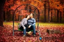 Пози для фотосесії на природі в парку влітку, взимку, восени, удвох у лісі парку