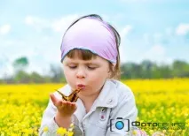 Пози для фотосесії на природі в парку влітку, взимку, восени, удвох у лісі парку