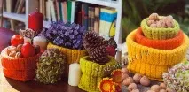 Різнокольорові в’язані гачком коробочки гачком