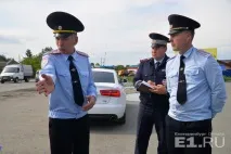 Репортаж зі службової Audi як Дьомін звітує підлеглих і бореться за світлофор Челябінською дьомін