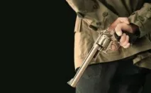 звинувачується