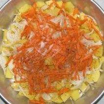 Тушковане м’ясо з картоплею цього