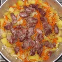 Тушковане м’ясо з картоплею цього