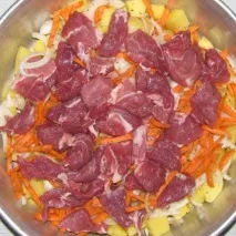 Тушковане м’ясо з картоплею цього