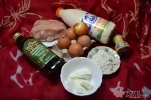 Рецепт Не солодкий млинцевий торт на 8 березня, з начинкою з курячої грудки, цибулі та сметани млинцевий