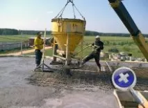Заливка бетону в знімну опалубку заливка