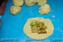 Розетки з яблуками із листкового тіста розетки