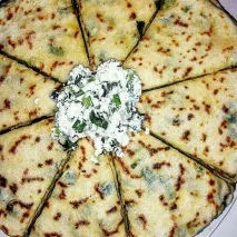 Чепалгаш з сиром і зеленою цибулею. зеленою