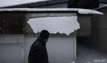 працює