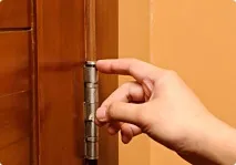 Як самостійно усунути скрип у дверях та петлях усунути
