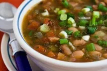 Як варити квасоляний суп з куркою та овочами. квасолю