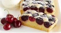 Шарлотка з вишнями вишнями