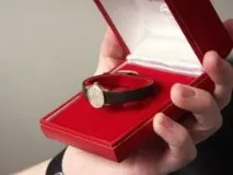 Чи можна дарувати годинник дарувати