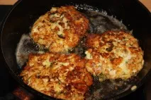 Як приготувати оладки з курячого філе з сиром? сиром