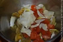 Овочевий салат із солоних та свіжих помідорів, рецепти з фото салат