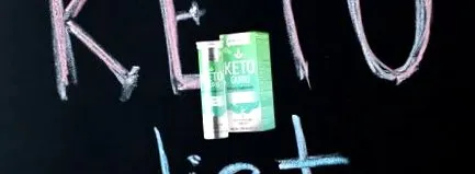 които