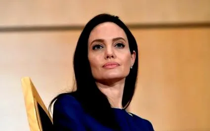 jolie despre