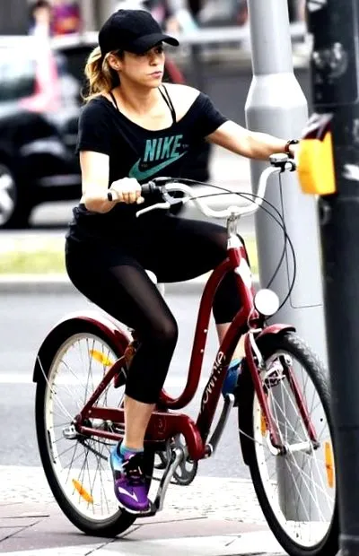 shakira bicicletă