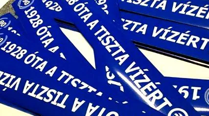 Магнітну фольгу зняти поверхні
