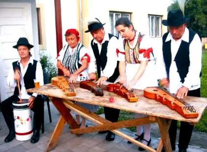 веселим якісним виступом секелі-мезеґезі
