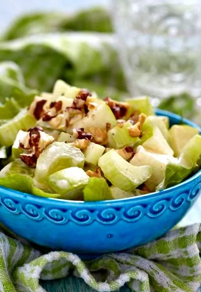 salată waldorf