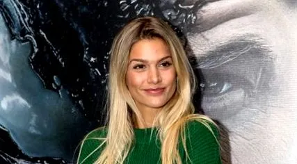 шокираща weisz